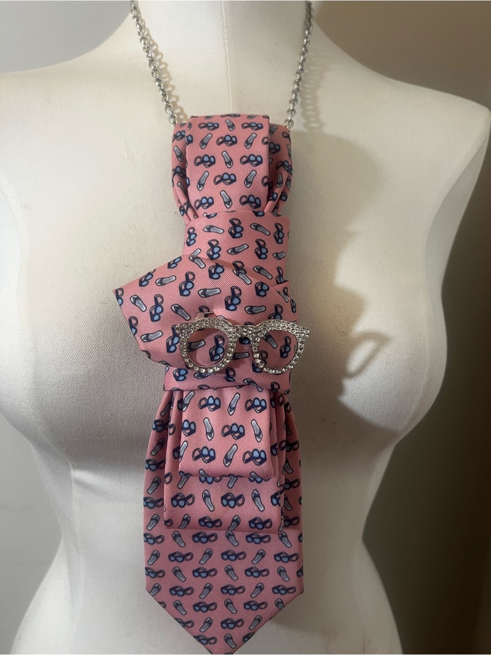 Elegant Pink Sunglasses-Print Necktie Necklace with Rhinestone Glasses Pin